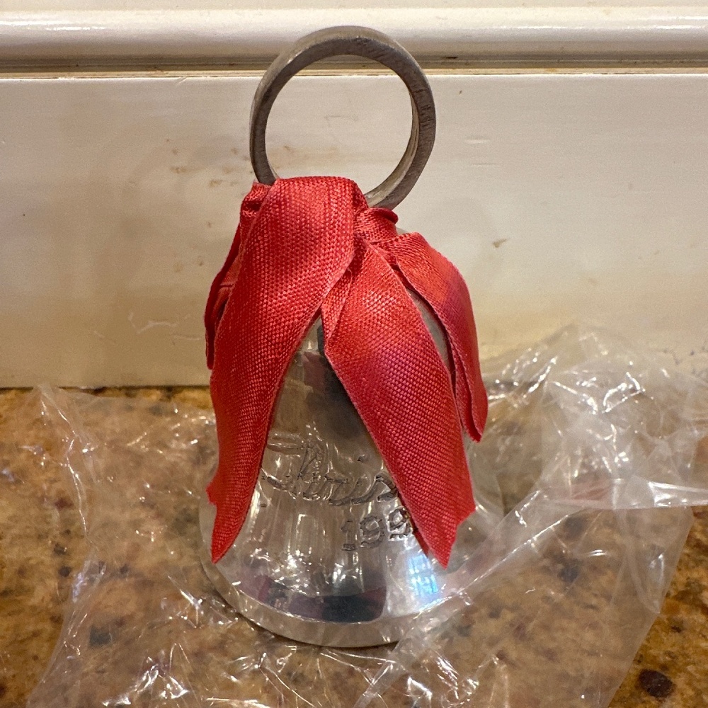 NWT🛎️INTERNATIONAL SILVER COMPANY  ENGRAVED SILVERPLATED 1990 CHRISTMAS BELL